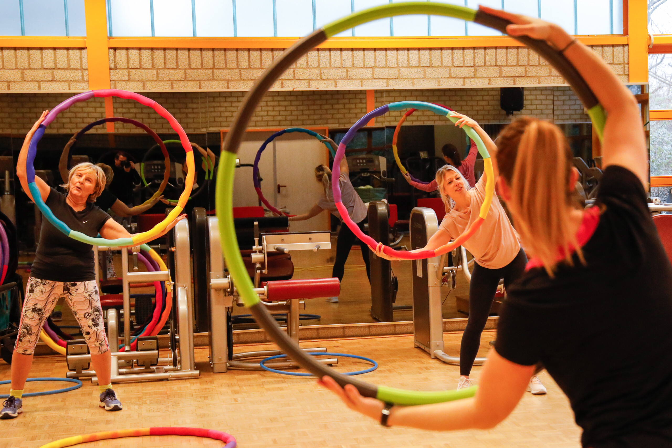 Sportkurs mit Reifen in der Fitnesshalle Erwachsene