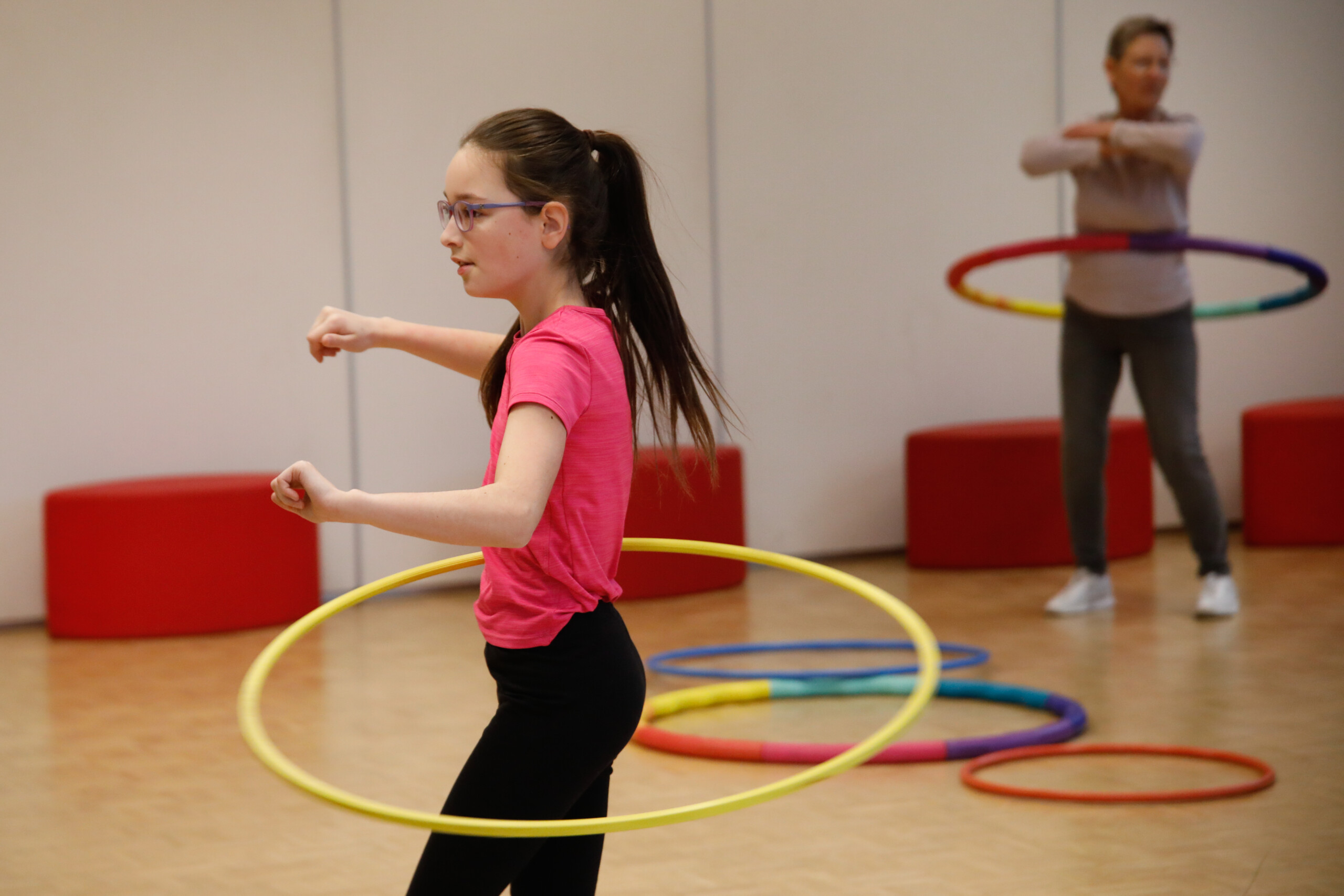 TdoT-6 Sportkurs mit Reifen in der Fitnesshalle mit Kindern