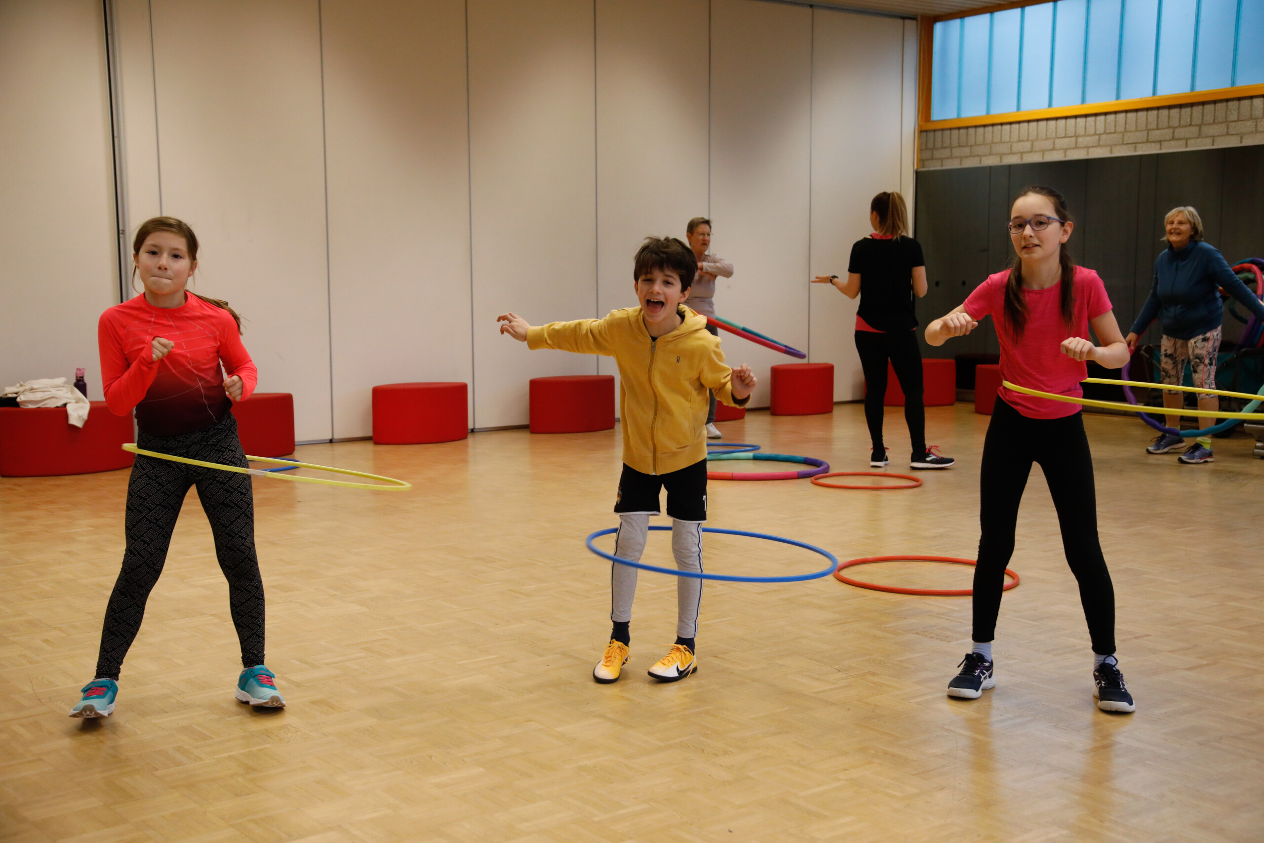 TdoT-8 Sportkurs mit Reifen in der Fitnesshalle mit Kindern