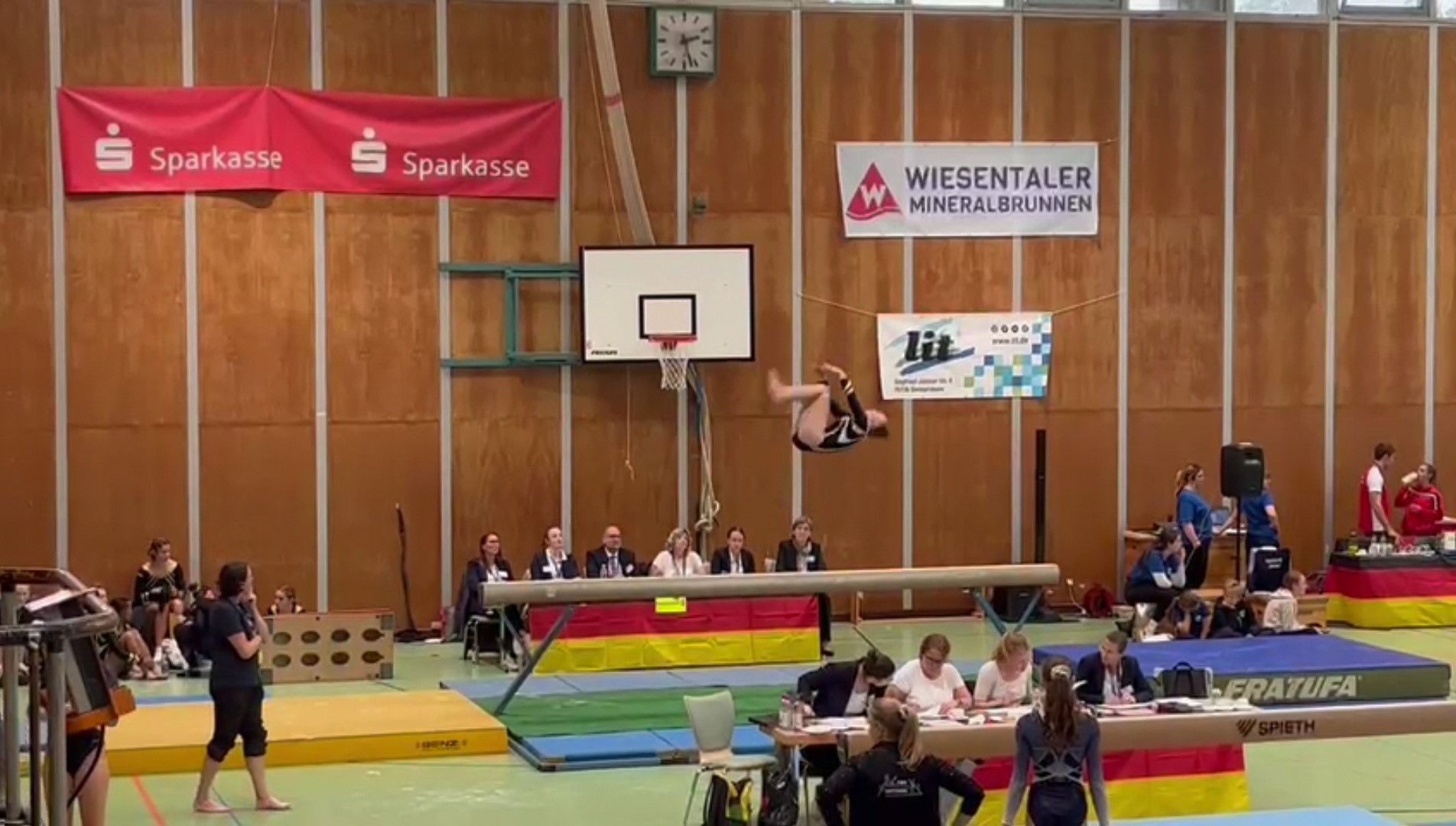 Turnen: Linda Lux beim Bundespokal, turnt einen Salto rückwärts auf dem Schwebebalken