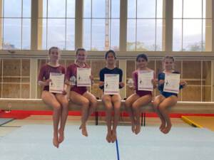 Turnen: Landesmeisterschaften, Gruppenfoto auf dem Schwebebalken