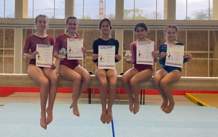 Turnen: Landesmeisterschaften, Gruppenfoto auf dem Schwebebalken