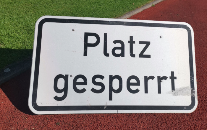 Der Fußball-Platz im Sportpark Niederheid ist gesperrt