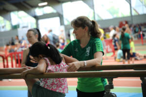 Kids in Action, Turnen, Gisela Lierenfeld hilft Mädchen beim Turnen