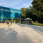 Ehrenamtstag beim SFD ´75 auf der Beachvolleyballanlage 2024. beim Beachvolleyball spielen
