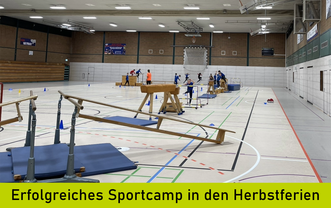 Foto einer Sporthalle mit Turngeräten und Kindern im Hintergrund